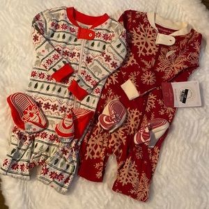 Baby 6-9 months Christmas onesies Burt’s bees 🐝